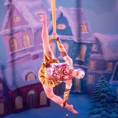 Cirque Dreams Holidaze acrobat